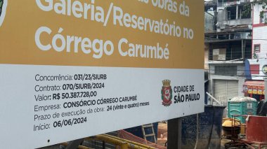 Sao Paulo (SP), 09 / 17 / 2025 - 50 milyondan fazla reais olduğu tahmin edilen Vila Brasilandia 'daki Rua Manoel Bulvarı' nda sel baskınına karşı çalışıyor. (Oslaim Brito / Tenews2) 