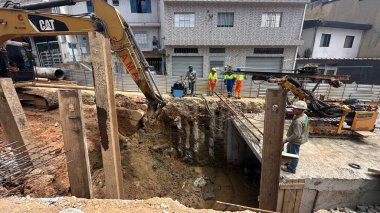 Sao Paulo (SP), 09 / 17 / 2025 - 50 milyondan fazla reais olduğu tahmin edilen Vila Brasilandia 'daki Rua Manoel Bulvarı' nda sel baskınına karşı çalışıyor. (Oslaim Brito / Tenews2) 