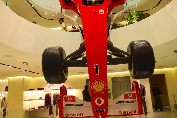 Milan (İtalya), 09 / 17 / 2025 - Milano şehir merkezindeki Ferrari mağazası, markanın ürünlerini sunmanın yanı sıra, Formula 1 arabasının bazı önemli parçalarını ve sergilenmekte olan bir arabayı sergilemeye adanmış bir alana sahiptir. (Edson de souza 2nci bölüm))       