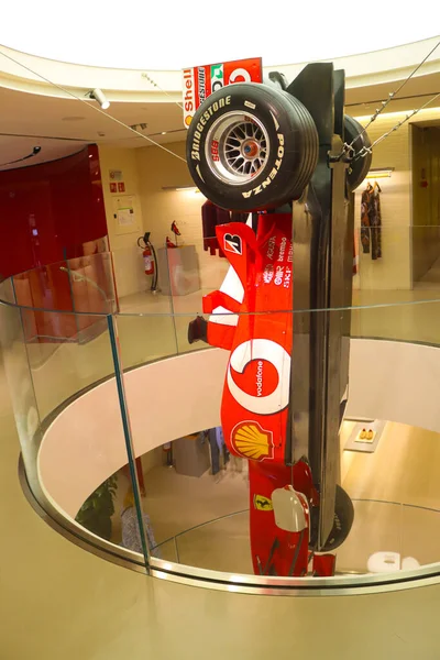Milan (İtalya), 09 / 17 / 2025 - Milano şehir merkezindeki Ferrari mağazası, markanın ürünlerini sunmanın yanı sıra, Formula 1 arabasının bazı önemli parçalarını ve sergilenmekte olan bir arabayı sergilemeye adanmış bir alana sahiptir. (Edson de souza 2nci bölüm))       