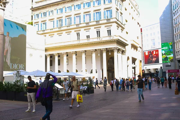 Milan (İtalya), 09 / 17 / 2025 - Milano şehir merkezinde hareket - bu sıcak 17 Eylül 2025 Çarşamba günü öğleden sonra, Milan 'ın tarihi merkezinde büyük bir hareket. (Edson De Souza / Yeniler 2)         