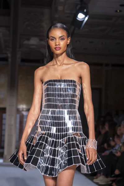 16 Eylül 2025, New York, New York, ABD: Chisom Okeke Precious, New York Moda Haftası 2026 baharında Pamella Roland defilesi için podyumda yürüyor. (M10 'lar\ yeni 2ler))