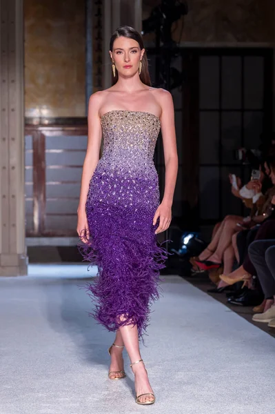 16 Eylül 2025, New York, New York, ABD: New York Halk Kütüphanesi 'nde New York Moda Haftası' nda Pamella Roland defilesi için podyumda bir model yürüyor. (M10 'lar\ yeni 2ler))               