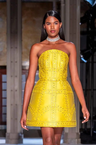 16 Eylül 2025, New York, New York, ABD: Duina de Oliveira, New York Moda Haftası 2026 baharında Pamella Roland defilesi için podyumda yürüyor. (M10 'lar\ yeni 2ler))