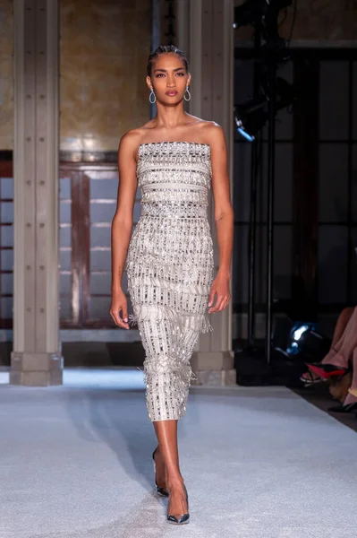 16 Eylül 2025, New York, New York, ABD: New York Halk Kütüphanesi 'nde New York Moda Haftası' nda Pamella Roland defilesi için podyumda bir model yürüyor. (M10 'lar\ yeni 2ler))               