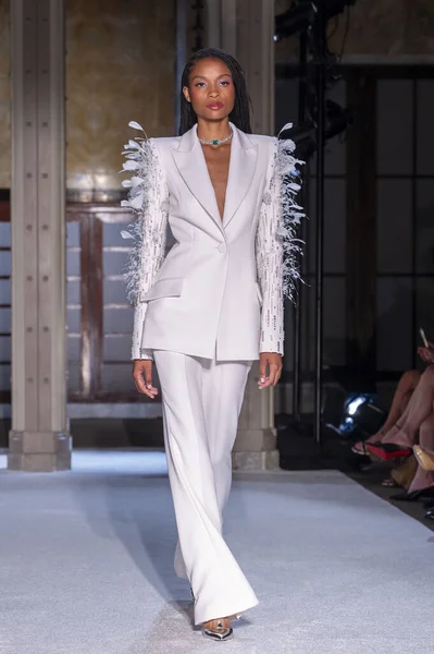 16 Eylül 2025, New York, New York, ABD: New York Halk Kütüphanesi 'nde New York Moda Haftası' nda Pamella Roland defilesi için podyumda bir model yürüyor. (M10 'lar\ yeni 2ler))               