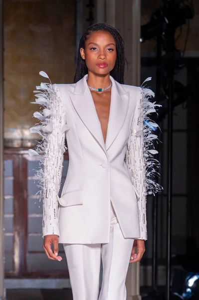 16 Eylül 2025, New York, New York, ABD: New York Halk Kütüphanesi 'nde New York Moda Haftası' nda Pamella Roland defilesi için podyumda bir model yürüyor. (M10 'lar\ yeni 2ler))               