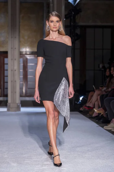 16 Eylül 2025, New York, New York, ABD: New York Halk Kütüphanesi 'nde New York Moda Haftası' nda Pamella Roland defilesi için podyumda bir model yürüyor. (M10 'lar\ yeni 2ler))               