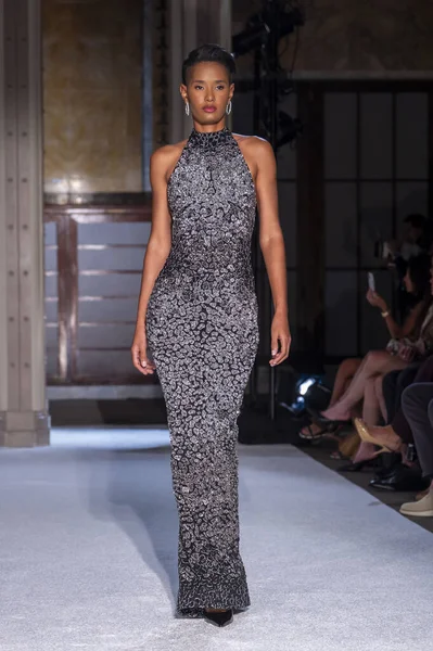 16 Eylül 2025, New York, New York, ABD: New York Halk Kütüphanesi 'nde New York Moda Haftası' nda Pamella Roland defilesi için podyumda bir model yürüyor. (M10 'lar\ yeni 2ler))               