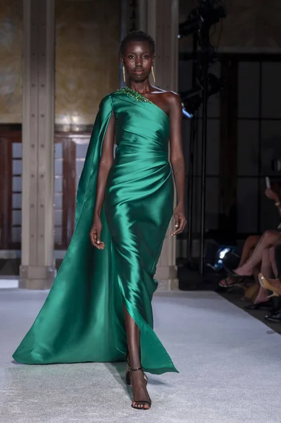 16 Eylül 2025, New York, New York, ABD: New York Halk Kütüphanesi 'nde New York Moda Haftası' nda Pamella Roland defilesi için podyumda bir model yürüyor. (M10 'lar\ yeni 2ler))               