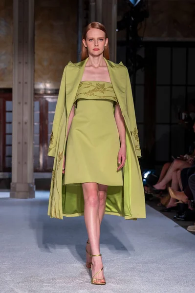 16 Eylül 2025, New York, New York, ABD: New York Halk Kütüphanesi 'nde New York Moda Haftası' nda Pamella Roland defilesi için podyumda bir model yürüyor. (M10 'lar\ yeni 2ler))               