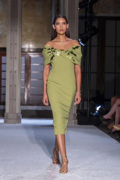 16 Eylül 2025, New York, New York, ABD: New York Halk Kütüphanesi 'nde New York Moda Haftası' nda Pamella Roland defilesi için podyumda bir model yürüyor. (M10 'lar\ yeni 2ler))               