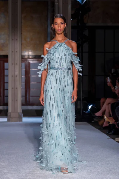 16 Eylül 2025, New York, New York, ABD: New York Halk Kütüphanesi 'nde New York Moda Haftası' nda Pamella Roland defilesi için podyumda bir model yürüyor. (M10 'lar\ yeni 2ler))               