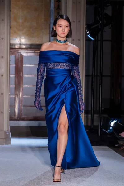 16 Eylül 2025, New York, New York, ABD: New York Halk Kütüphanesi 'nde New York Moda Haftası' nda Pamella Roland defilesi için podyumda bir model yürüyor. (M10 'lar\ yeni 2ler))               