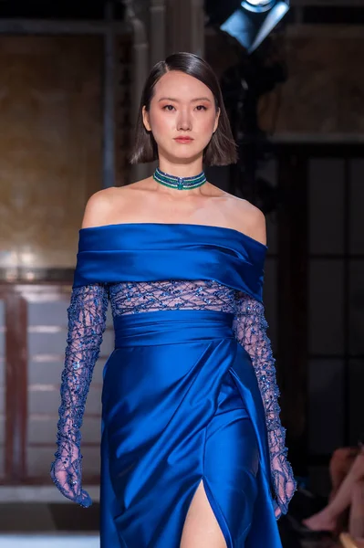 16 Eylül 2025, New York, New York, ABD: New York Halk Kütüphanesi 'nde New York Moda Haftası' nda Pamella Roland defilesi için podyumda bir model yürüyor. (M10 'lar\ yeni 2ler))               