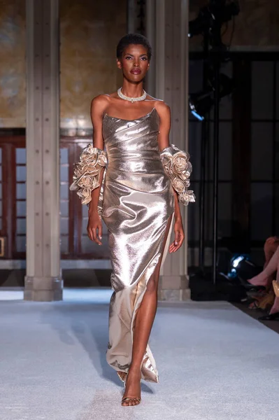 16 Eylül 2025, New York, New York, ABD: New York Halk Kütüphanesi 'nde New York Moda Haftası' nda Pamella Roland defilesi için podyumda bir model yürüyor. (M10 'lar\ yeni 2ler))               