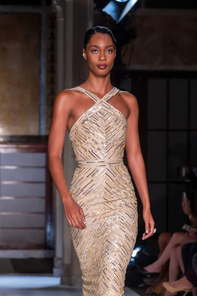 16 Eylül 2025, New York, New York, ABD: New York Halk Kütüphanesi 'nde New York Moda Haftası' nda Pamella Roland defilesi için podyumda bir model yürüyor. (M10 'lar\ yeni 2ler))               