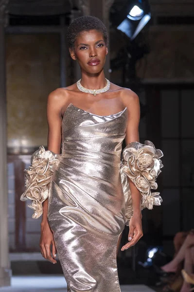 16 Eylül 2025, New York, New York, ABD: New York Halk Kütüphanesi 'nde New York Moda Haftası' nda Pamella Roland defilesi için podyumda bir model yürüyor. (M10 'lar\ yeni 2ler))               