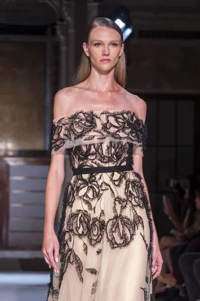 16 Eylül 2025, New York, New York, ABD: New York Halk Kütüphanesi 'nde New York Moda Haftası' nda Pamella Roland defilesi için podyumda bir model yürüyor. (M10 'lar\ yeni 2ler))               