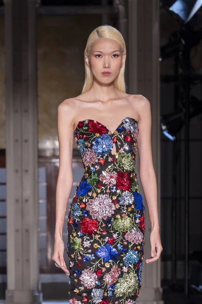 16 Eylül 2025, New York, New York, ABD: New York Halk Kütüphanesi 'nde New York Moda Haftası' nda Pamella Roland defilesi için podyumda bir model yürüyor. (M10 'lar\ yeni 2ler))               