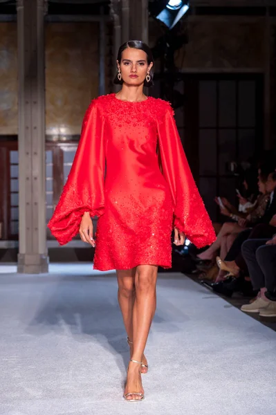 16 Eylül 2025, New York, New York, ABD: Dipti Sharma New York Halk Kütüphanesi 'nde 2026 baharında Pamella Roland moda defilesi için podyumda yürüyor. (M10 'lar\ yeni 2ler))