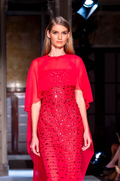 16 Eylül 2025, New York, New York, ABD: New York Halk Kütüphanesi 'nde New York Moda Haftası' nda Pamella Roland defilesi için podyumda bir model yürüyor. (M10 'lar\ yeni 2ler))               