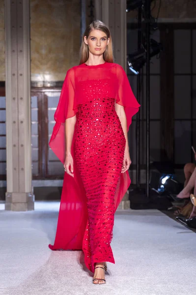 16 Eylül 2025, New York, New York, ABD: New York Halk Kütüphanesi 'nde New York Moda Haftası' nda Pamella Roland defilesi için podyumda bir model yürüyor. (M10 'lar\ yeni 2ler))               