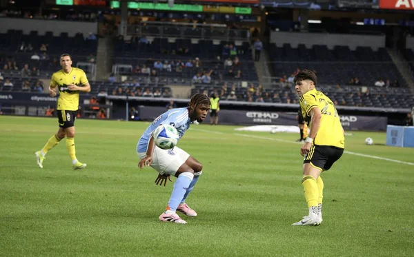 17 Eylül 2025, New York, ABD: Oyuncular New York 'taki Yankee Stadyumu' nda NYCFC ve Columbus Crew arasında oynanan futbol maçında top bulundurmayı tartışırlar. (niyi fote\ theenews2)