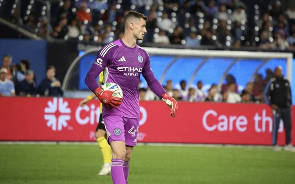 17 Eylül 2025, New York, ABD: M Freeze (# 49) kalecisi NYCFC ve Columbus Crew arasındaki futbol maçı sırasında New York 'taki Yankee Stadyumu' nda MLS için geçerli. (niyi fote\ theenews2)