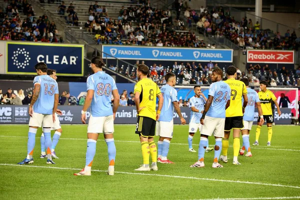 17 Eylül 2025, New York, ABD: Oyuncular New York 'taki Yankee Stadyumu' nda NYCFC ve Columbus Crew arasında oynanan futbol maçında top bulundurmayı tartışırlar. (niyi fote\ theenews2)