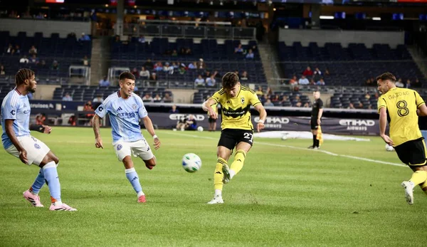 17 Eylül 2025, New York, ABD: Oyuncular New York 'taki Yankee Stadyumu' nda NYCFC ve Columbus Crew arasında oynanan futbol maçında top bulundurmayı tartışırlar. (niyi fote\ theenews2)