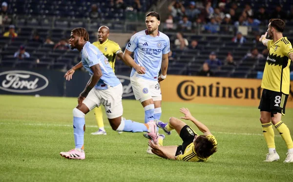 17 Eylül 2025, New York, ABD: Oyuncular New York 'taki Yankee Stadyumu' nda NYCFC ve Columbus Crew arasında oynanan futbol maçında top bulundurmayı tartışırlar. (niyi fote\ theenews2)