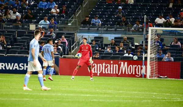 17 Eylül 2025, New York, ABD: P. Schulte (# 28) New York 'taki Yankee Stadyumu' nda NYCFC ve Columbus Crew arasında oynanan futbol maçı kalecisi. (niyi fote\ theenews2)