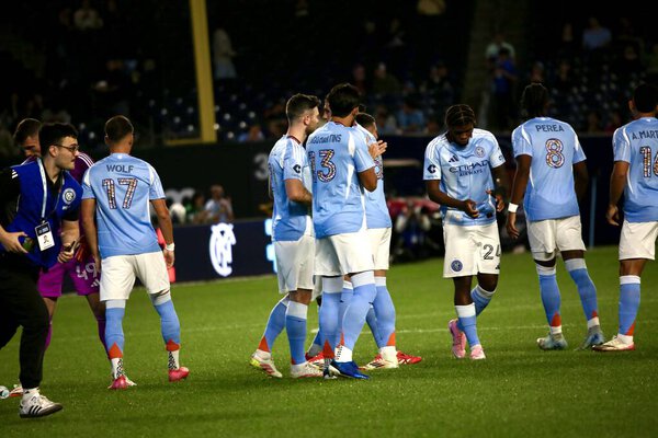 17 сентября 2025 года, Нью-Йорк, США: Игроки оспаривают владение мячом во время футбольного матча между NYCFC и Columbus Crew, действительным для MLS на стадионе Янки в Нью-Йорке. (niyi fote presidentthenews2)