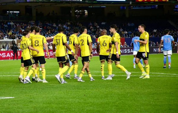 17 Eylül 2025, New York, ABD: Columbus Crew 'dan Daniel Gazdag (# 8), New York' taki Yankee Stadyumu 'nda NYCFC ve Columbus Crew arasında oynanan maçta takım arkadaşlarıyla gol attı ve golünü kutladı. (niyi fote\ theenews2)