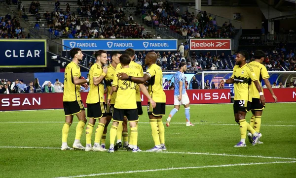 17 Eylül 2025, New York, ABD: Columbus Crew 'dan Daniel Gazdag (# 8), New York' taki Yankee Stadyumu 'nda NYCFC ve Columbus Crew arasında oynanan maçta takım arkadaşlarıyla gol attı ve golünü kutladı. (niyi fote\ theenews2)