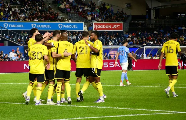 17 Eylül 2025, New York, ABD: Columbus Crew 'dan Daniel Gazdag (# 8), New York' taki Yankee Stadyumu 'nda NYCFC ve Columbus Crew arasında oynanan maçta takım arkadaşlarıyla gol attı ve golünü kutladı. (niyi fote\ theenews2)