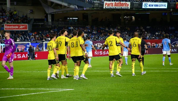 17 Eylül 2025, New York, ABD: Columbus Crew 'dan Daniel Gazdag (# 8), New York' taki Yankee Stadyumu 'nda NYCFC ve Columbus Crew arasında oynanan maçta takım arkadaşlarıyla gol attı ve golünü kutladı. (niyi fote\ theenews2)