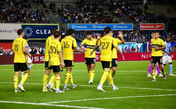 17 Eylül 2025, New York, ABD: Columbus Crew 'dan Daniel Gazdag (# 8), New York' taki Yankee Stadyumu 'nda NYCFC ve Columbus Crew arasında oynanan maçta takım arkadaşlarıyla gol attı ve golünü kutladı. (niyi fote\ theenews2)