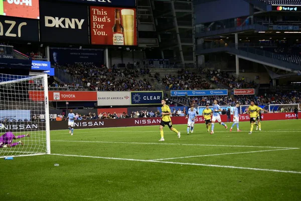 17 Eylül 2025, New York, ABD: Columbus Crew 'dan Daniel Gazdag (# 8), New York' taki Yankee Stadyumu 'nda NYCFC ve Columbus Crew arasında oynanan maçta takım arkadaşlarıyla gol attı ve golünü kutladı. (niyi fote\ theenews2)