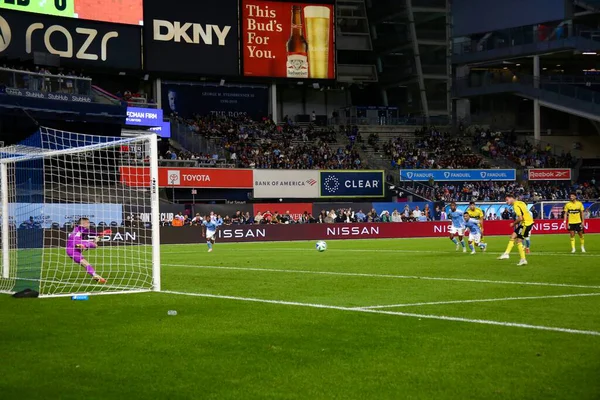 17 Eylül 2025, New York, ABD: Columbus Crew 'dan Daniel Gazdag (# 8), New York' taki Yankee Stadyumu 'nda NYCFC ve Columbus Crew arasında oynanan maçta takım arkadaşlarıyla gol attı ve golünü kutladı. (niyi fote\ theenews2)