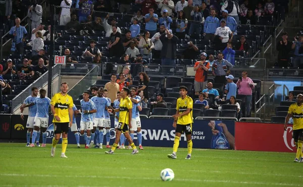 17 Eylül 2025, New York, ABD: Hannes Wolf (# 17) New York 'taki Yankee Stadyumu' nda NYCFC ve Columbus Crew arasında oynanan futbol maçında takım arkadaşlarıyla gol attı ve golünü kutladı. (niyi fote\ theenews2)