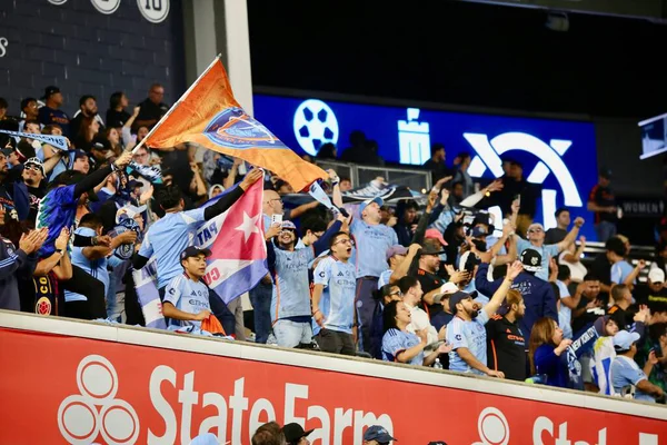 17 Eylül 2025, New York, ABD: NYCFC taraftarları New York 'taki Yankee Stadyumu' nda NYCFC ve Columbus Crew arasında oynanan futbol maçında takımlarının golünü kutluyorlar. (niyi fote\ theenews2)