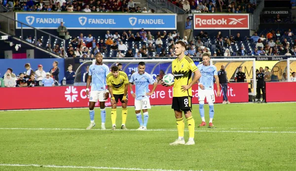 17 Eylül 2025, New York, ABD: Columbus Crew 'dan Daniel Gazdag (# 8) penaltıyı oynamaya hazırken, NYCFC oyuncuları NYCFC ve Columbus Crew arasında oynanan futbol maçında hakemin kararına katılmıyor. (niyi fote\ theenews2)
