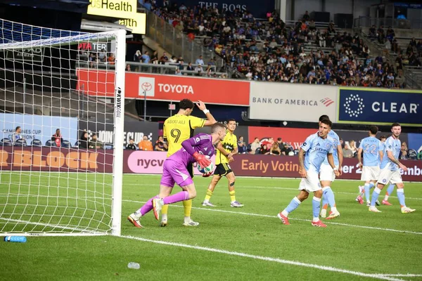 17 Eylül 2025, New York, ABD: M Freeze (# 49) kalecisi NYCFC ve Columbus Crew arasındaki futbol maçı sırasında New York 'taki Yankee Stadyumu' nda MLS için geçerli. (niyi fote\ theenews2)