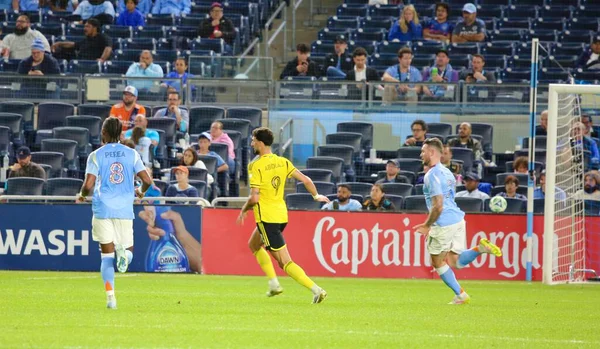 17 Eylül 2025, New York, ABD: Kolomb Ekibi 'nden Wessam Abou Ali (# 9), NYCFC ve Columbus Ekibi arasında oynanan maçta takım arkadaşlarıyla gol attı ve golünü attı. (niyi fote\ theenews2)