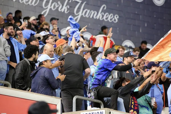 17 Eylül 2025, New York, ABD: NYCFC taraftarları New York 'taki Yankee Stadyumu' nda NYCFC ve Columbus Crew arasında oynanan futbol maçında takımlarının golünü kutluyorlar. (niyi fote\ theenews2)