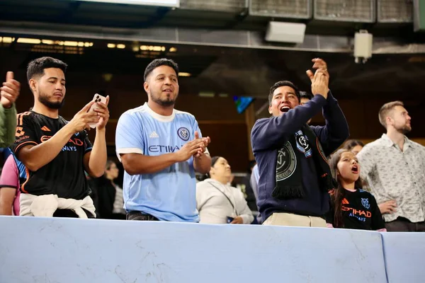 17 Eylül 2025, New York, ABD: NYCFC taraftarları New York 'taki Yankee Stadyumu' nda NYCFC ve Columbus Crew arasında oynanan futbol maçında takımlarının zaferini kutluyorlar. (niyi fote\ theenews2)