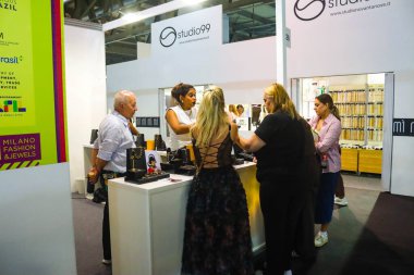 Milan (İtalya), 21 Eylül 2025 - Brezilyalı firmalar Scarpelli, LBF, Possebon, Anna Prata ve Hector Albertazzi ürünlerini Milano Moda & Jewels fuarında sergilediler (edson de souza / thenews2)