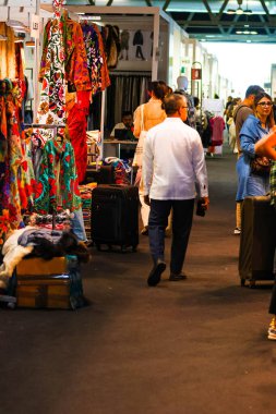 Milan (İtalya), 09 / 21 / 2025 - Milano Moda ve Mücevher Fuarları 'nda büyük bir tüketici ve alıcı hareketi var, en önemli moda ve mücevher fuarlarından biri (Edson de souza / theenews2)
